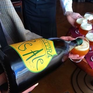 This is how you pour a #magnum beer into tiny glasses. #italiancraftdinner @ La Vecchia http://t.co/9bgRRrRn0w