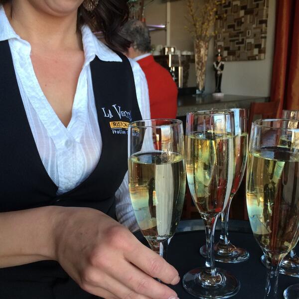 Prosecco starts our first course tonight. http://t.co/cxFHx6Vso3